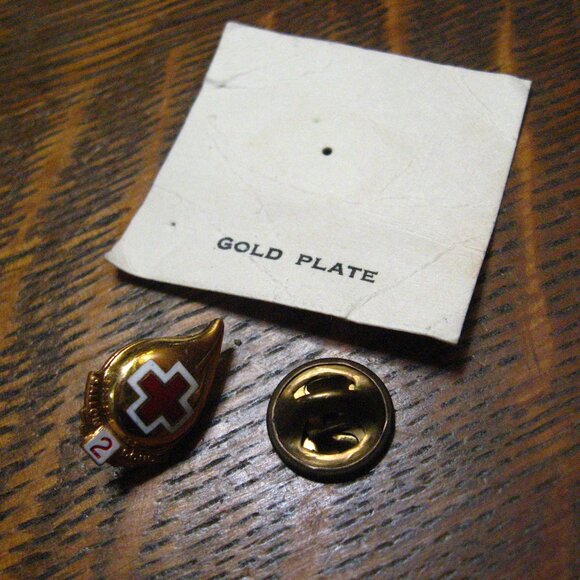 Red Cross Blood Drive Vintage Lapel Pin - Picture 3 of 6